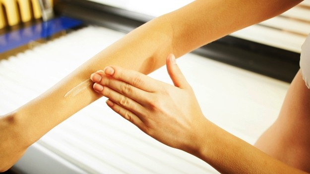 How To Apply Indoor Tanning Lotion With Bronzer